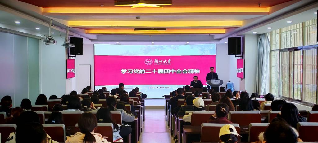 中央马工程首席专家刘先春教授应邀为马克思主义学院师生作专题报告