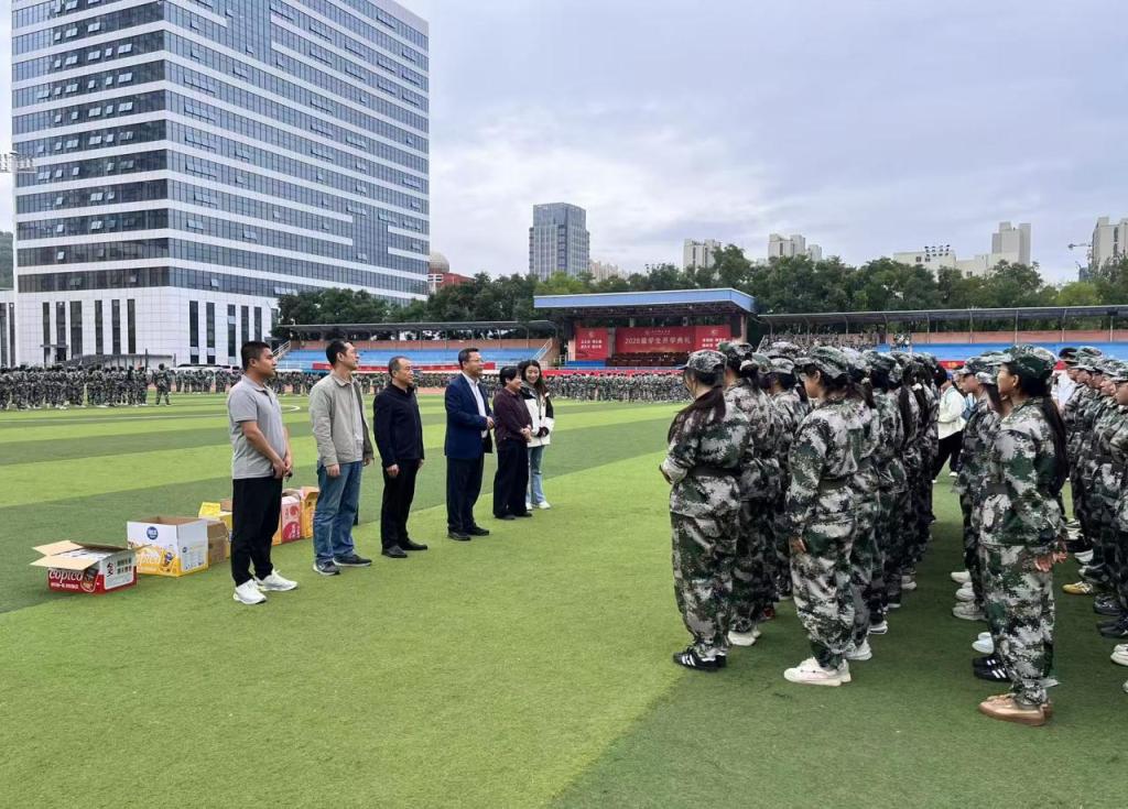 马克思主义学院领导走访慰问2026级军训新生