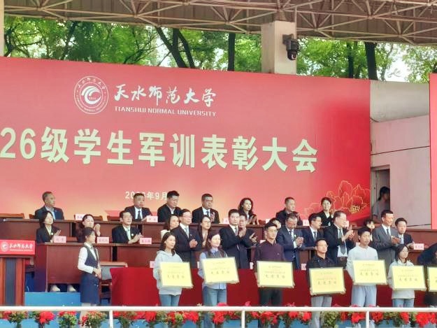 砺军训青春底色 展马院青年担当——马克思主义学院2026级新生军训斩获多项荣誉